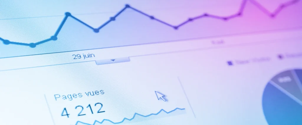 A close-up of a digital analytics dashboard showcases a line graph trending upwards, with the text "Pages vues 4 212" in French. A cursor points at the text, hinting at successful HARO link-building strategies. The interface features a gradient blue and pink background.