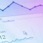 A close-up of a digital analytics dashboard showcases a line graph trending upwards, with the text "Pages vues 4 212" in French. A cursor points at the text, hinting at successful HARO link-building strategies. The interface features a gradient blue and pink background.
